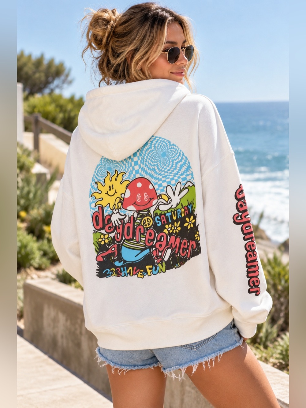 Daydreamer Psychedelic Mushroom Graphic Hoodie White Oversized Small